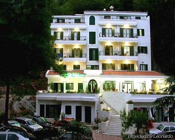 Hotel Danica Petrovac Buitenkant foto
