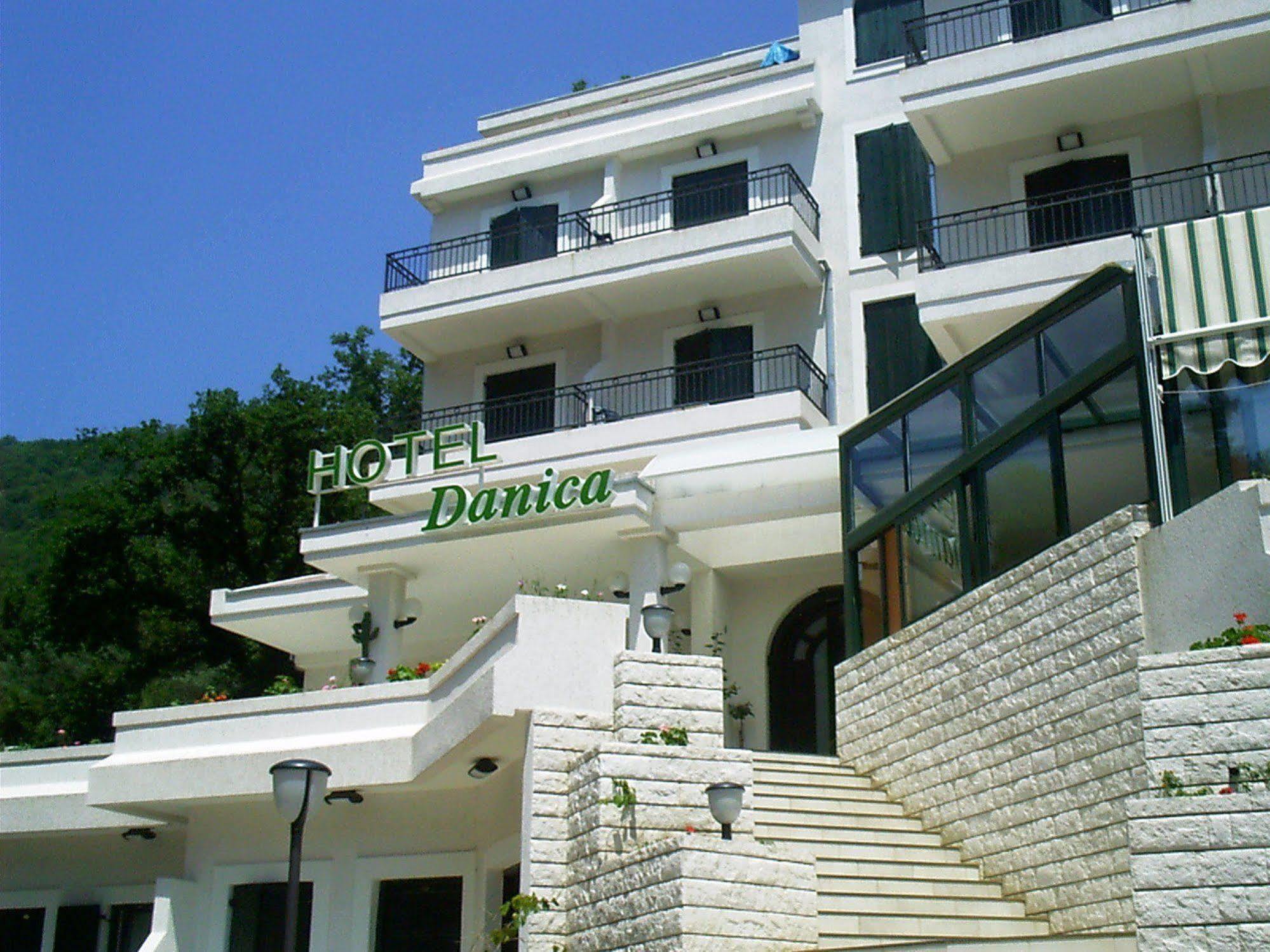 Hotel Danica Petrovac Buitenkant foto